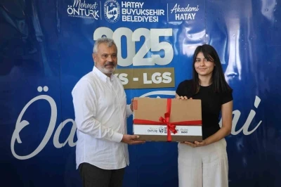 Hatay Büyükşehir Belediyesi, dereceye giren öğrencilere bilgisayar ve eğitim  desteği
