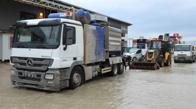 Hatay B&uuml;y&uuml;kşehir Belediyesi ekipleri, 110 noktaya m&uuml;dahale ederek 32 vatandaşı kurtardı
