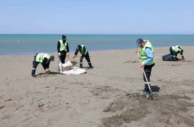 Hatay B&uuml;y&uuml;kşehir Belediyesi, sahillerde temizlik &ccedil;alışmasını yıl boyu s&uuml;rd&uuml;r&uuml;yor
