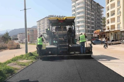 Hatay B&uuml;y&uuml;kşehir Belediyesi, Yol&ccedil;atı&rsquo;nda asfalt serimine başladı
