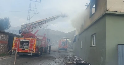 Hatay&rsquo;da 2 katlı m&uuml;stakil ev alevlere teslim oldu
