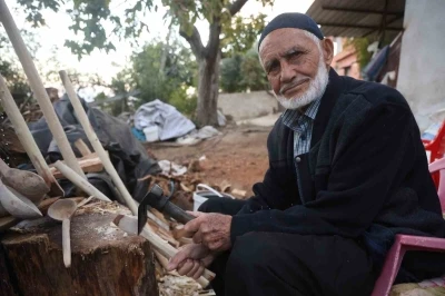 Hatay&rsquo;da 85 yaşındaki usta, 70 yıldır ağa&ccedil; dallarını keser ve bı&ccedil;akla kaşığa d&ouml;n&uuml;şt&uuml;r&uuml;yor
