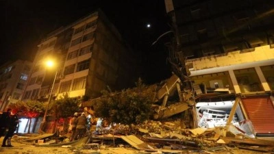 Hatay'da ağır hasarlı 6 katlı bina yıkım sırasında yerle bir oldu