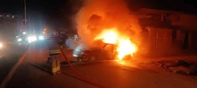 Hatay&rsquo;da alevlere teslim olan otomobil kullanılamaz hale geldi
