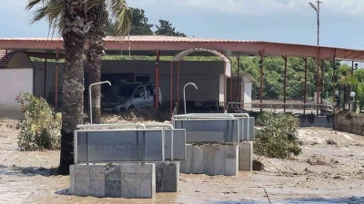 Hatay&rsquo;da ara&ccedil;lar ve evler sular altında kaldı
