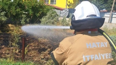 Hatay&rsquo;da bah&ccedil;e yangını itfaiye ekipleri tarafından s&ouml;nd&uuml;r&uuml;ld&uuml;
