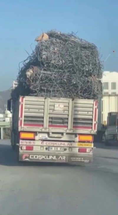 Hatay’da demir yüklü tır trafikte yürekleri ağza getirdi
