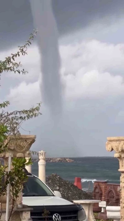Hatay&rsquo;da denizde hortum oluştu
