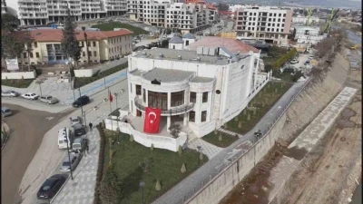 Hatay&rsquo;da enkazdan taşları tek tek toplanan tarihi meclis binası 200 fore kazık &uuml;zerine yeniden inşa edildi
