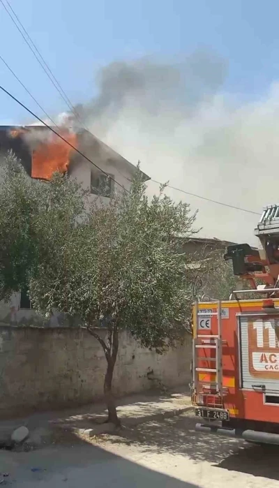 Hatay’da ev yangını: Anne kurtarılırken, 3 yaşındaki çocuk hastaneye kaldırıldı
