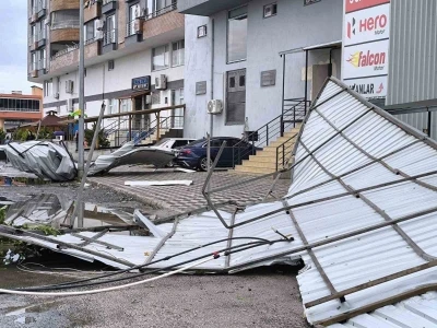 Hatay’da fırtınada uçan çatı 2 araca zarar verdi
