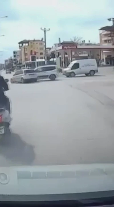 Hatay&rsquo;da hafif ticari ara&ccedil; ile otomobilin &ccedil;arpıştığı anlar kamerada
