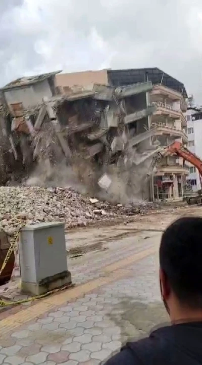 Hatay&rsquo;da hasarlı 5 katlı bina iş makinesinin darbesiyle yerle bir oldu
