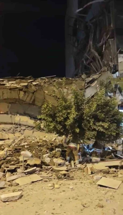 Hatay&rsquo;da hasarlı bina yıkım esnasında &ccedil;&ouml;kt&uuml;
