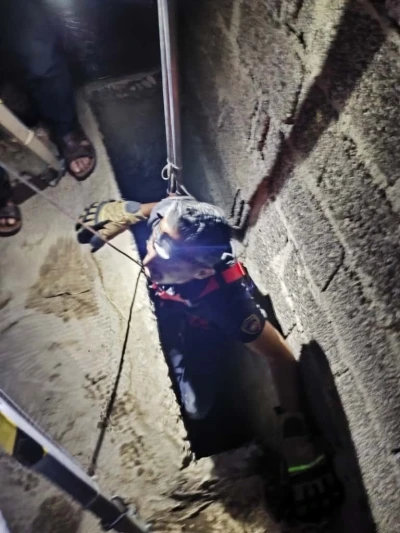 Hatay’da havalandırma boşluğuna düşen kedi kurtarıldı
