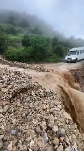 Hatay&rsquo;da heyelan yaşanan yol ulaşıma kapandı
