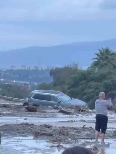 Hatay’da heyelanın kapattığı otoyolda ulaşım durdu
