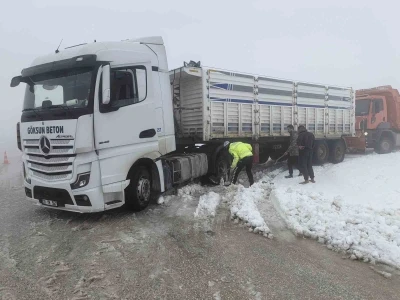 Hatay&rsquo;da karla kaplı yolda s&uuml;r&uuml;c&uuml;ler zor anlar yaşadılar
