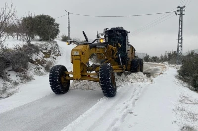 Hatay&rsquo;da karla m&uuml;cadele aralıksız s&uuml;rd&uuml;r&uuml;yor
