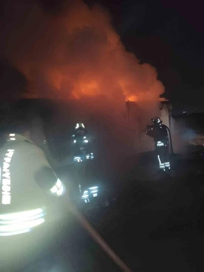 Hatay&rsquo;da konteyner alevlere teslim oldu
