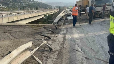Hatay’da kontrolden çıkan tır bariyerlere saplandı
