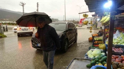 Hatay&rsquo;da kuvvetli sağanak yağış etkili oluyor
