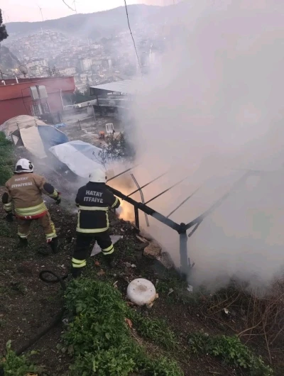 Hatay&rsquo;da odunluk yangını evlere sı&ccedil;ramadan s&ouml;nd&uuml;r&uuml;ld&uuml;
