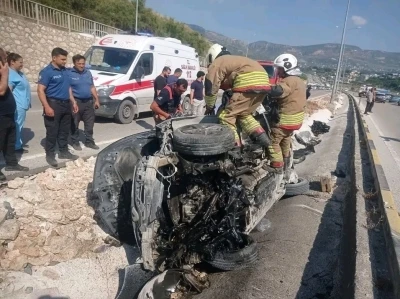 Hatay&rsquo;da otomobil ref&uuml;je &ccedil;arptı:  1&rsquo;i ağır 3 yaralı
