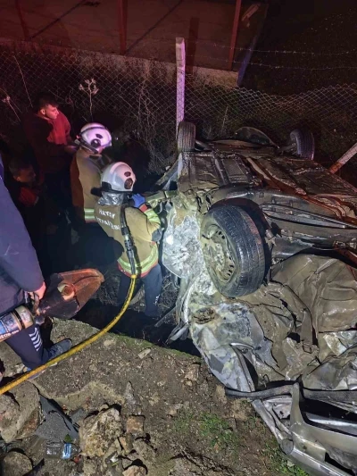 Hatay&rsquo;da otomobiller &ccedil;arpıştı: 2 &ouml;l&uuml;, 3 yaralı
