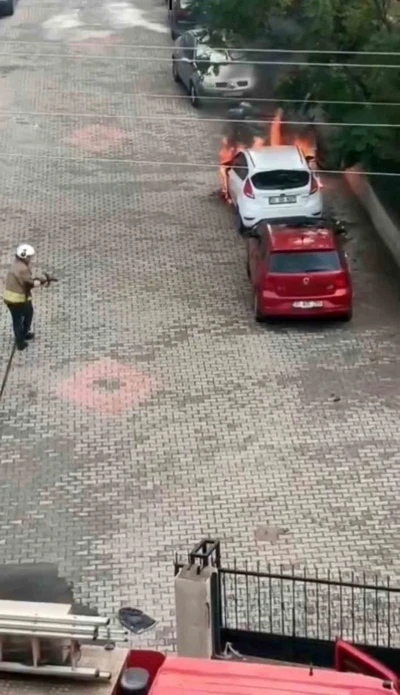 Hatay’da park halindeki otomobil alev alev yandı
