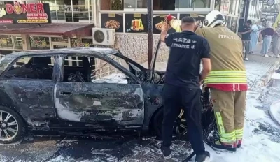 Hatay&rsquo;da park halindeki otomobil alevler i&ccedil;inde yandı
