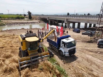 Hatay&rsquo;da  "her tohum bir gıda" projesinde ekilen buğday hasat edildi
