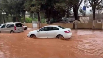Hatay&rsquo;da sağanak etkili oldu: Yollar g&ouml;le d&ouml;nd&uuml;, otelin oto parkını su bastı
