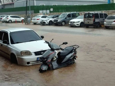 Hatay&rsquo;da sağanak sele neden oldu, yollar g&ouml;le d&ouml;nd&uuml;
