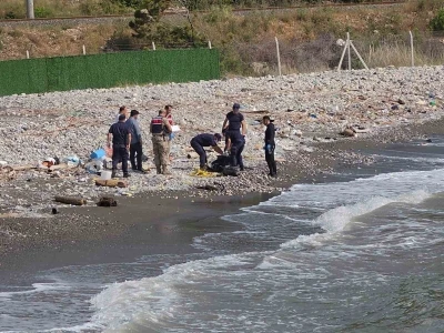 Hatay&rsquo;da sahilde kimliği belirsiz erkek cesedi bulundu
