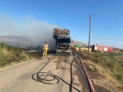 Hatay&rsquo;da saman balyası y&uuml;kl&uuml; tır alevlere teslim oldu
