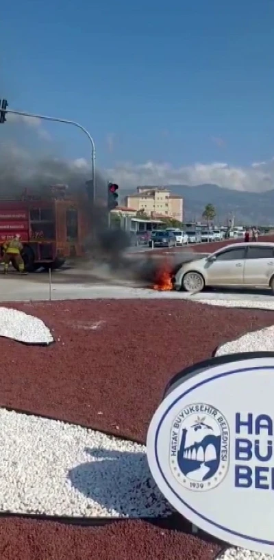 Hatay&rsquo;da seyir halinde olan otomobil alevlere teslim oldu
