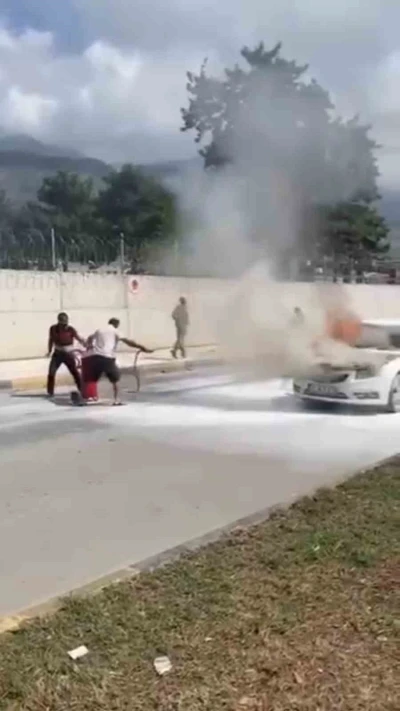 Hatay’da seyir halindeki araç alev aldı
