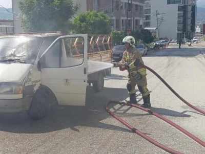 Hatay&rsquo;da seyir halindeki kamyonet alevlere teslim oldu
