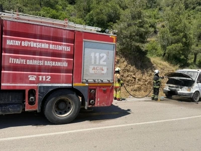 Hatay&rsquo;da seyir halindeki otomobil alevlere teslim oldu
