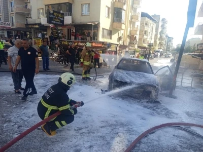 Hatay&rsquo;da seyir halindeki otomobilin motoru alev aldı
