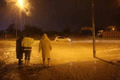 Hatay&rsquo;da şiddetli sağanak sele yol a&ccedil;tı
