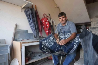 Hatay’da şiddetli yağışlar şemsiye tamircisinde yoğunluğu artırdı
