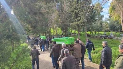 Hatay&rsquo;da su dolu temelin i&ccedil;indeki toplarını almak isterken d&uuml;ş&uuml;p &ouml;len 2 kardeş yan yana defnedildi
