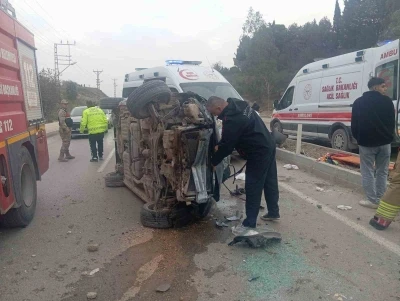 Hatay&rsquo;da takla atan otomobil yan yattı: 5 yaralı
