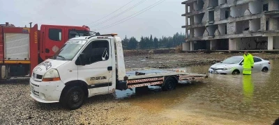 Hatay&rsquo;da yağışla birlikte yollar g&ouml;le d&ouml;nd&uuml;, ara&ccedil;lar mahsur kaldı
