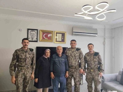 Hatay polisinden şehit  ailelerine babalar g&uuml;n&uuml; ziyareti

