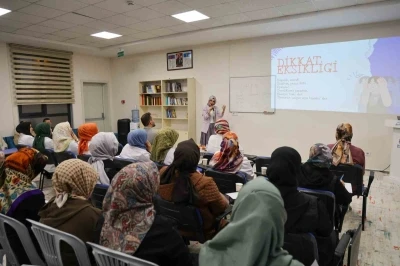 Hatice Hatun Mahalle K&uuml;lliyesi &Ccedil;ocuk Mektebi&rsquo;nde aileler eğitim seminerleri ile bilgilendiriliyor
