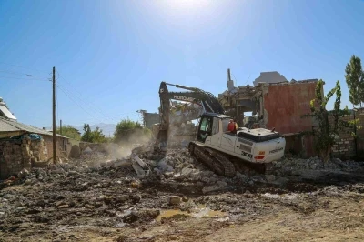 Hatuniye Caddesi’ndeki yıkım çalışmaları devam ediyor
