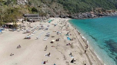 Hava sıcaklığının 24 dereceye y&uuml;kseldiği Alanya&rsquo;da sahiller doldu
